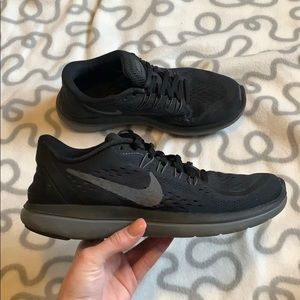 Nike flex run tennis shoes